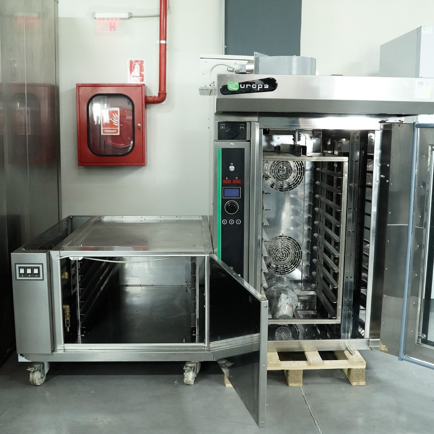 Cuptor electric profesional second hand cu sistem rotativ de coacere, structura inox, capacitate 10 tavi + dospitor, capacitate 12 tavi