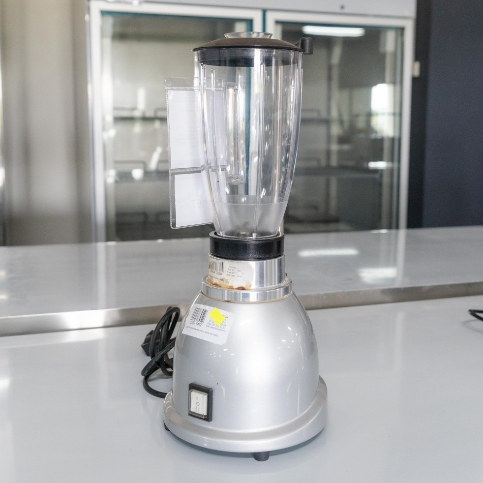 Blender simplu, second hand, pahar transparent din plastic cu capacitatea de 1.5 litri