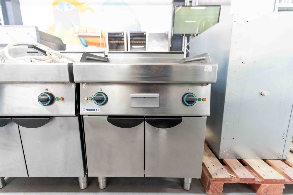 Fry-top electric, cu suprafata neteda, suport cu baza deschisa, plan de coacere din inox, Second Hand