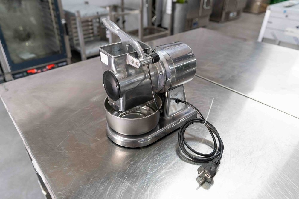 Razatoare branza tare, productivitate 30 kg/ora, motor cu 1400 rotatii/min, motor ventilat, Second Hand