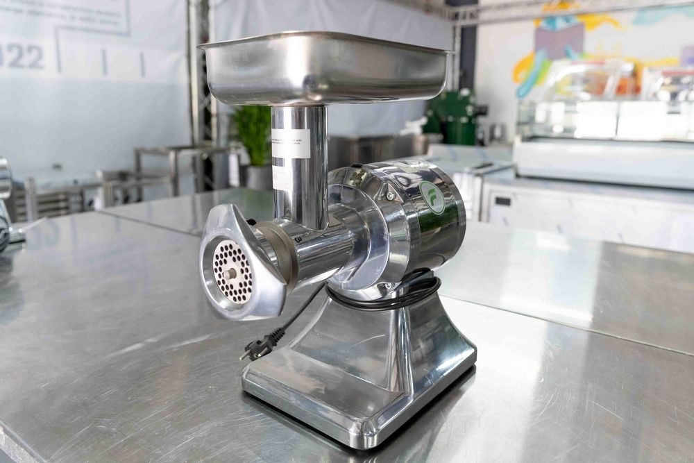 Masina de tocat carne, structura din aluminiu alimentar, productivitate 200kg/ora, motor cu 200 rotatii/min, Produs deteriorat