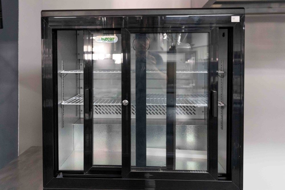 Vitrina refrigerata pentru bauturi, 2 usi, capacitate 223 litri, temperatura de lucru +2grC - +8grC, Produs deteriorat