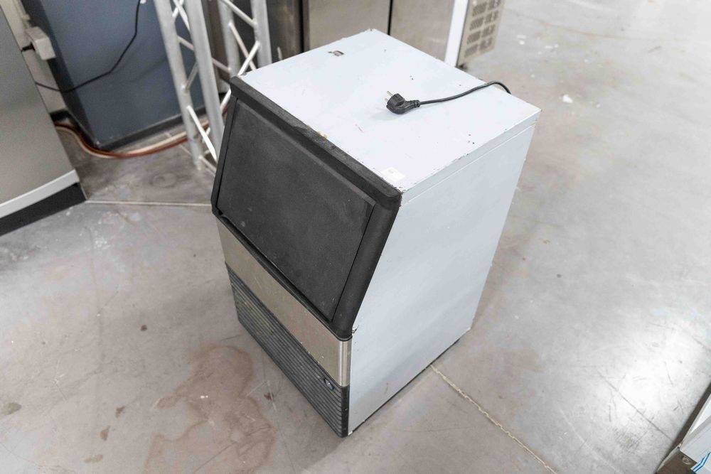 Masina pentru cuburi de gheata, capacitate 23kg, capacitate de stocare 15kg, alimentare 220V, putere 270W, Produs deteriorat
