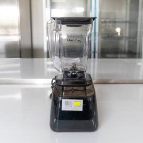 Blender CHEF 775, culoare neagra, second hand, prevazut cu 1 cana Fourside cu forma patrata din policarbonat GE Lexan usor si foarte rezistent 